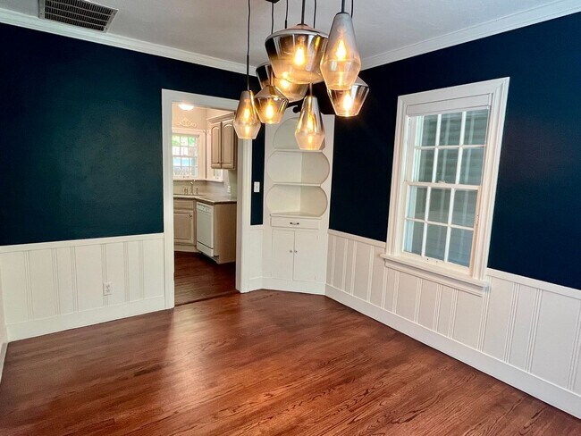 Building Photo - Super Cute 2 Bedroom 1 Bath!!