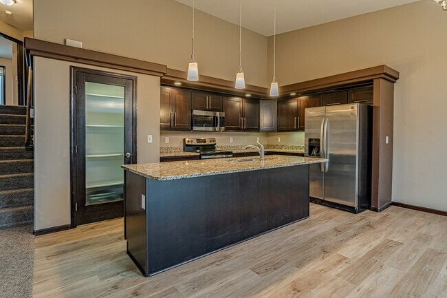 Granite countertops and pantry - 3717 McKenzie Dr SE