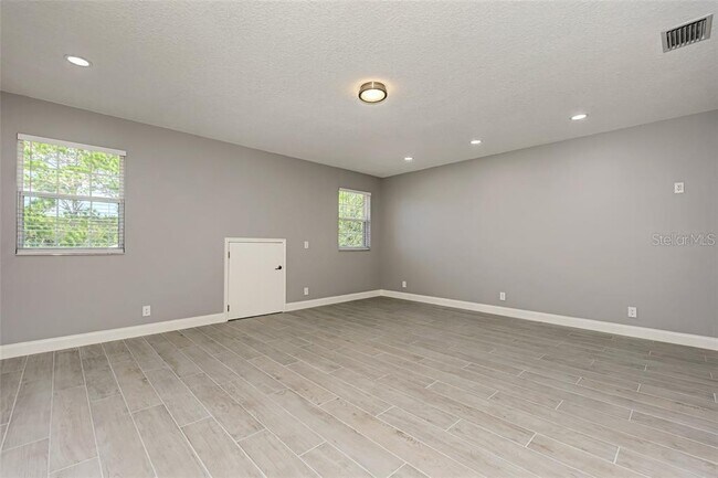 Building Photo - 1648 Bayshore Dr