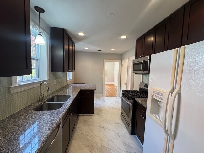 Building Photo - Adorable Home