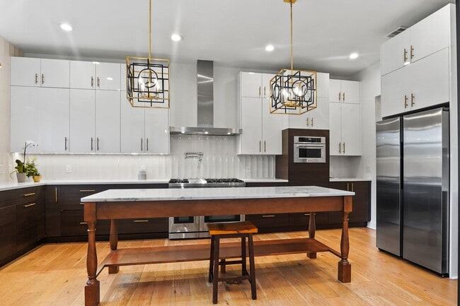 Building Photo - Pool/ Waterfront/ Custom Home in Waterways!