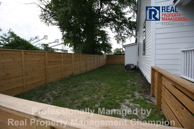 Building Photo - Freshly Renovated Minutes to downtown Wilmington dining, with off-street parking