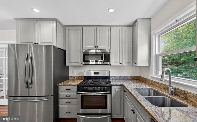 Building Photo - 1109 Hillcrest Dr SW