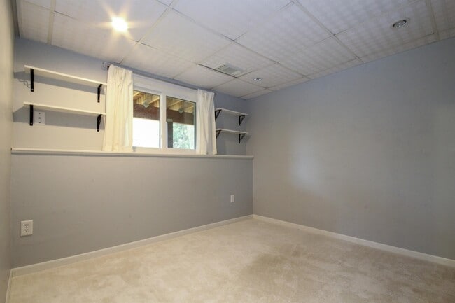 Building Photo - 4418 Clover Ln