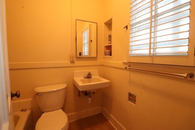 Building Photo - Beautiful Carriage District Rental