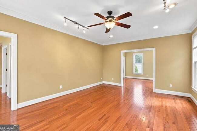 Building Photo - 3535 Claridge Dr NE