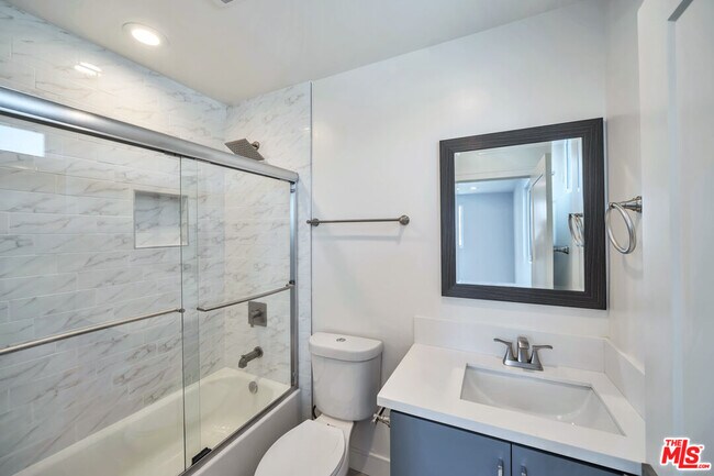 Building Photo - 957 1/2 N Ridgewood Pl