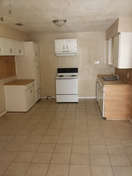 Kitchen with granite and tile - 4942 Brandesky