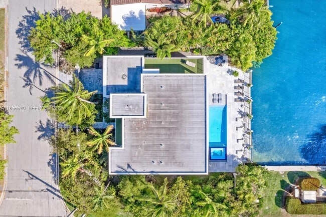 Building Photo - 2700 NE 18th St