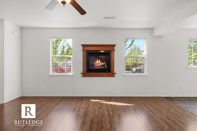 Building Photo - Southwest Medford / Near ROGUE X