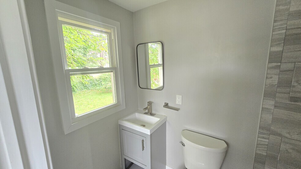 Building Photo - 484 Shurs Ln