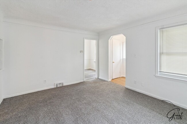 Building Photo - $1350 5 bedroom 2 bath