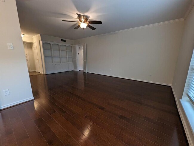 Building Photo - 355 N Post Oak Ln