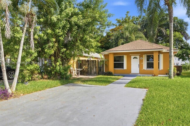 Building Photo - 879 SW 10th St