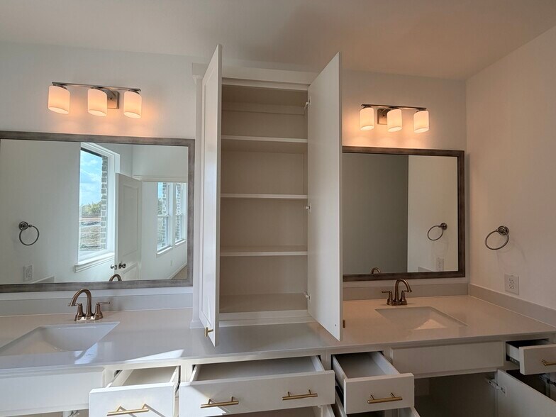 dual vaniy - 4809 Lunker St