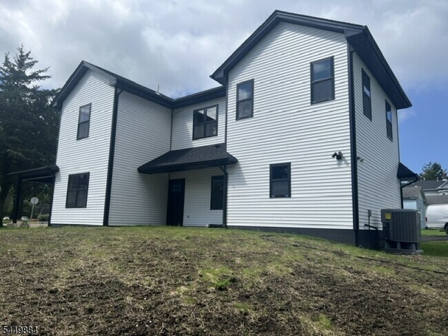 Building Photo - 212 Willow Grove St