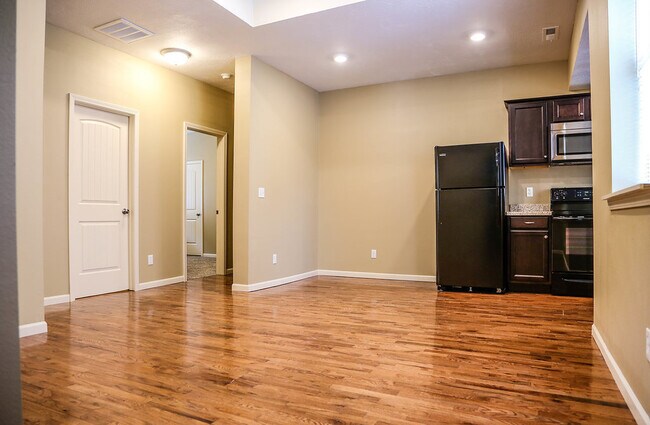 Building Photo - 459 S Main Ave