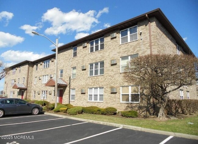 Building Photo - 44 Riverview Ct
