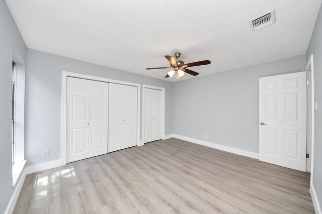 Building Photo - 10171 NW Park Dr
