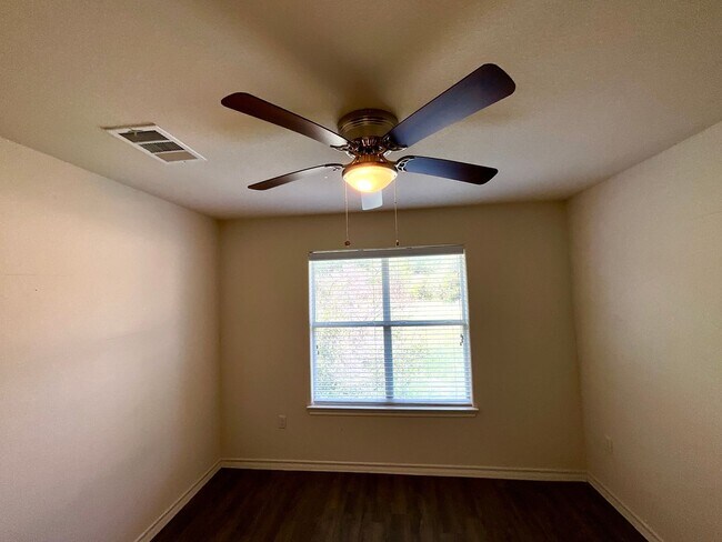 Building Photo - *COMING SOON* Lake Life Meets Modern Comfort in Kingsland!