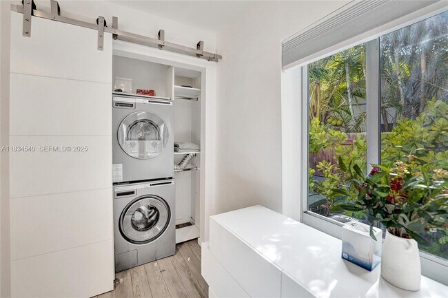 Building Photo - 3305 NE 16th Ct