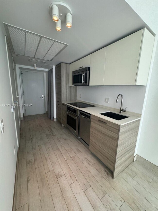 Building Photo - 1300 Brickell Bay Dr
