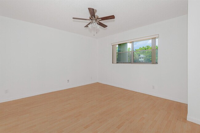 Building Photo - 6075 N Sabal Palm Blvd