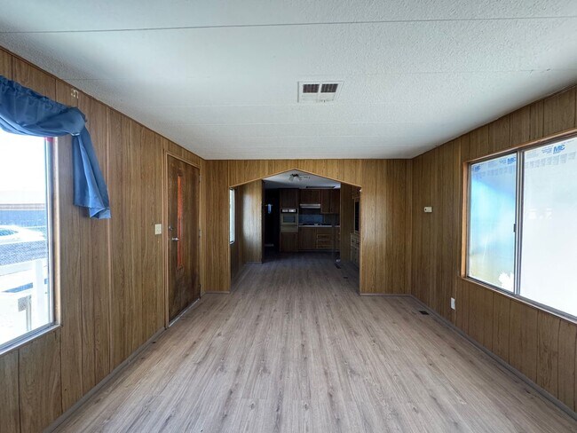 Building Photo - 384 Moser Ave