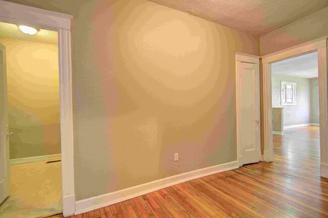 Building Photo - Large charming 3 bedroom 2 bath with oversized master bedroom that has its own private bath!