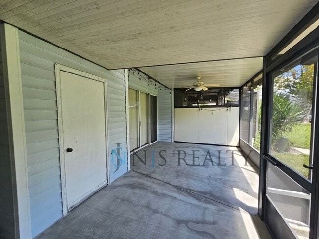 Building Photo - 2/2 Townhome with HUGE Living Room, Commun...