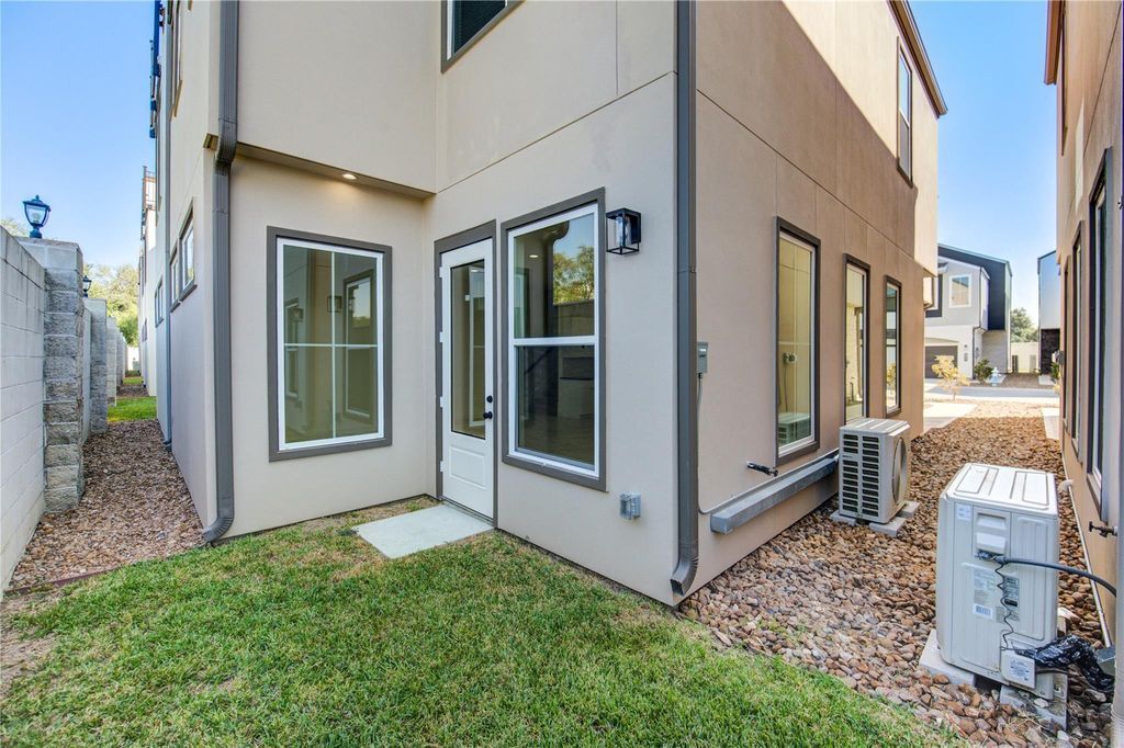 Building Photo - 2920 El Fenice Ln