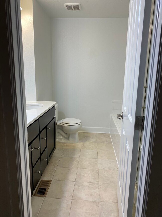 Building Photo - Luxury Townhome!