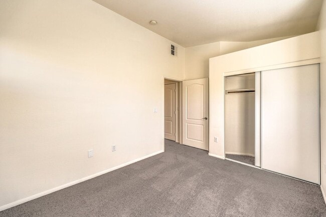 Building Photo - Lovely 3-Br Condo in a Guard Gated Community in the Southwest Area