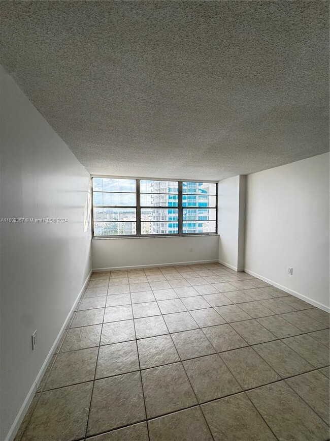 Building Photo - 1 bedroom in Aventura FL 33160