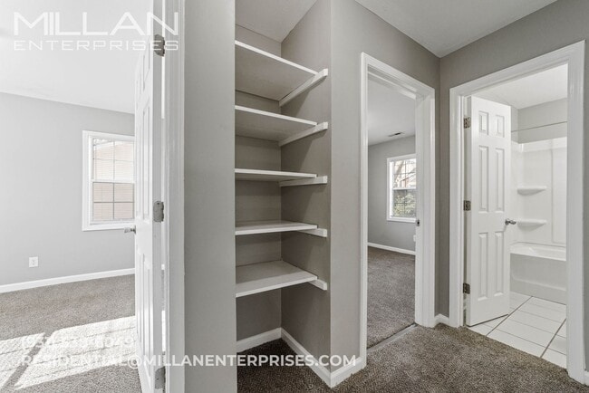 Building Photo - Cozy 2-Bedroom with Outdoor Space & Everyd...