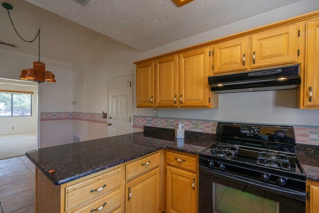 Building Photo - Spacious Stand Alone Home