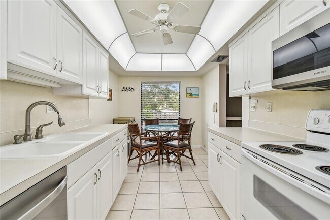 Building Photo - 2700 Cove Cay Dr