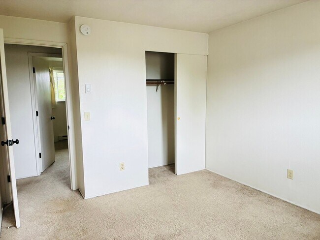 Building Photo - 933-937 NW Sequoia Ave
