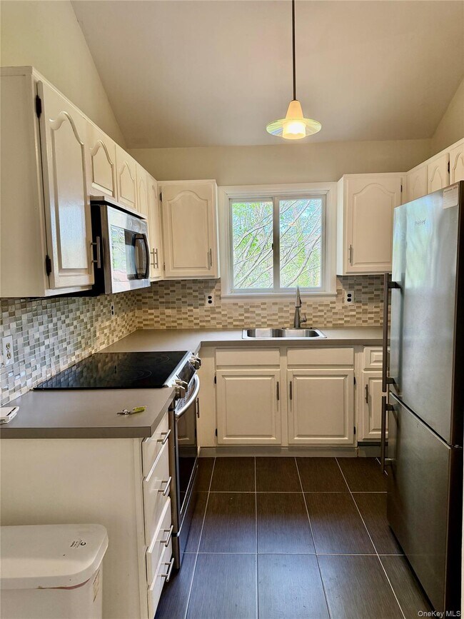 Building Photo - 8 Sunset Dr