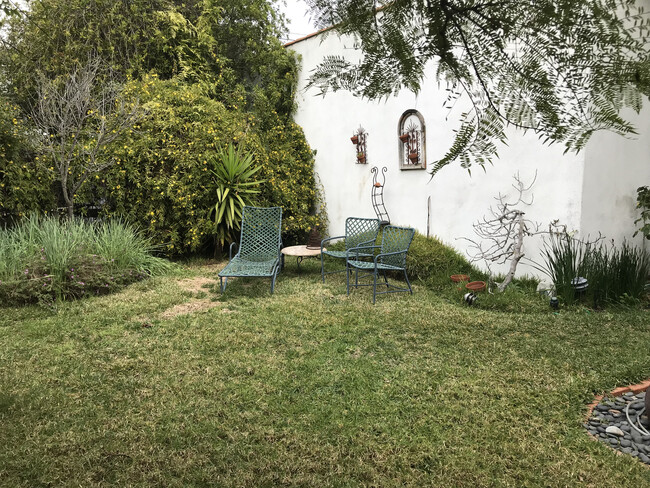 Shared Backyard - 2346 Cloverfield Blvd