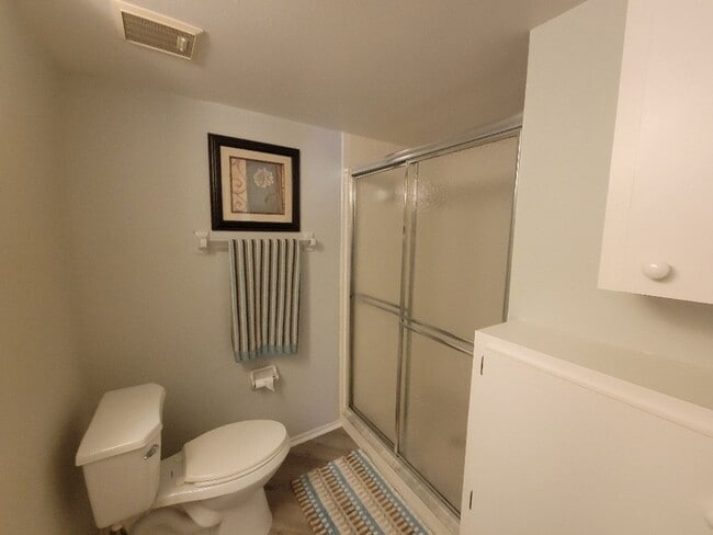 Building Photo - Lovely bottom floor UN-furnished condo Por...