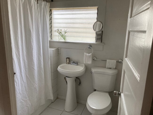BATHROOM - 4427 Clayton Ave