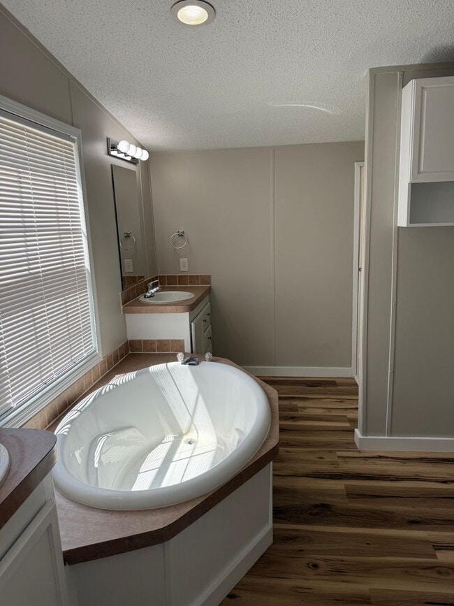 Building Photo - RECENTLY RENOVATED!!  4-Bedroom/ 2-Bath Home