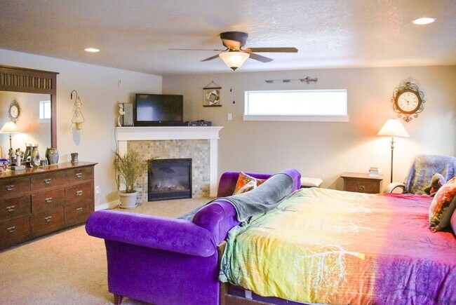 Building Photo - Spacious 5 Bed/2.5 Bath Single Family Home...