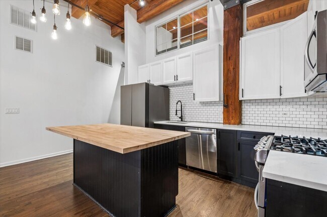 Building Photo - 525 W Superior St