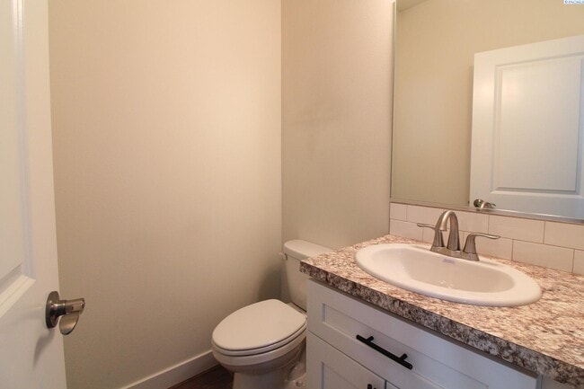 Building Photo - 3 Bed/2.5 Bath Townhouse in Kennewick