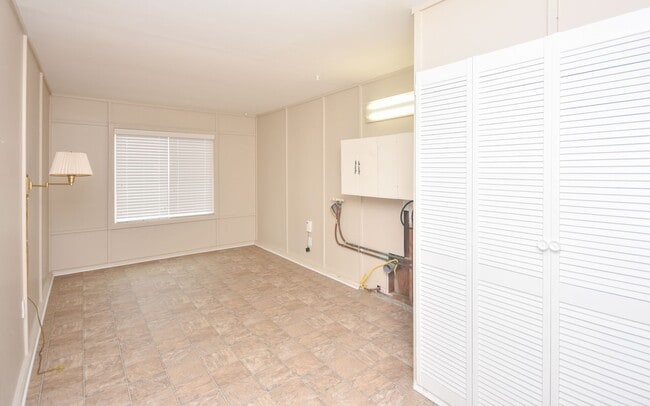 Building Photo - Lovely Single Level Home 4BR/2BTH Located ...