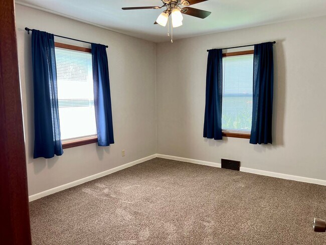 Building Photo - 2 Bedroom, 1 Bath in central Springfield
