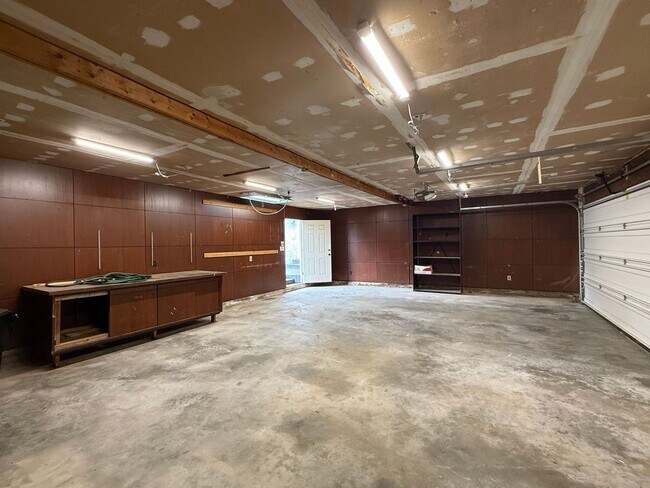 Building Photo - Welcome to your new charming 3-bedroom, 1.5-bath home in Broken Arrow close to Main Street!