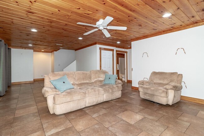 Building Photo - Beautiful 3 bedroom, in-law plan, Family Home in Martinez!  Walk to school!